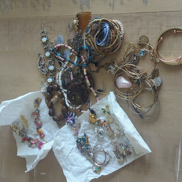 Bundle of Mixed Jewelry . Lots of wearable - Picture 2 of 7